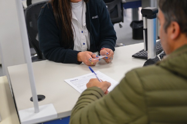 Atención de una persona en una oficina de ANSES.