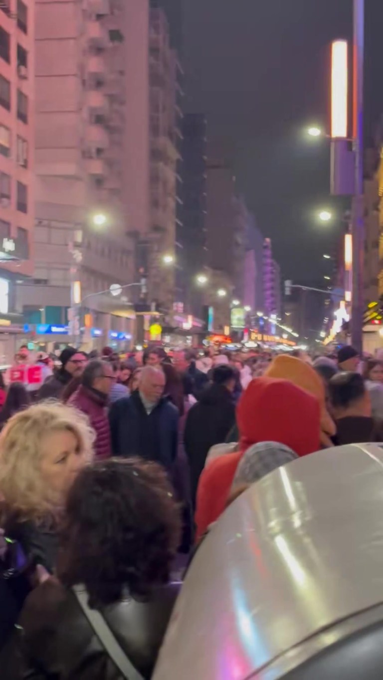 Caputo y Milei usaron un video de la calle Corrientes para cuestionar las críticas sobre el consumo