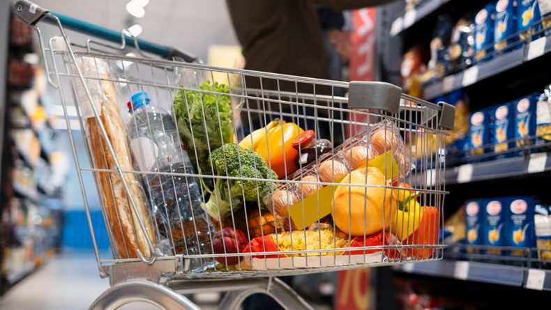 Carrito de supermercado con frutas, verduras y alimentos envasados