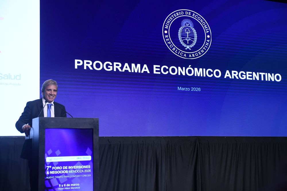 Luis Caputo durante una exposición económica en Mendoza en 2026. Imagen de archivo.