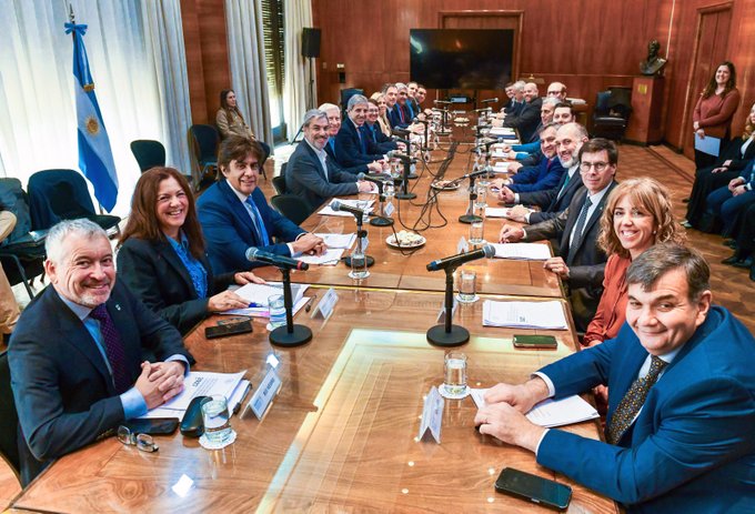 Reunión del Consejo de Responsabilidad Fiscal con Luis Caputo y autoridades económicas provinciales.