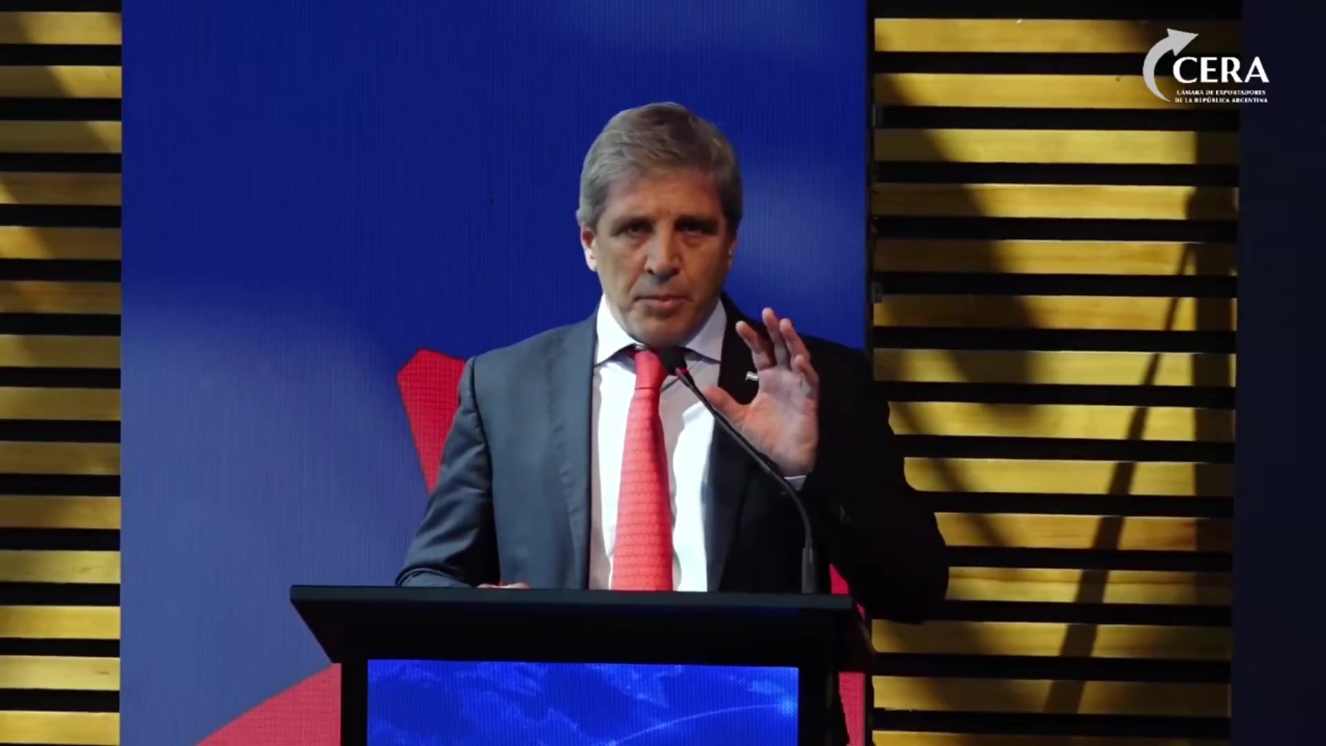 Luis Caputo expone ante un atril en el Día de la Exportación organizado por CERA.