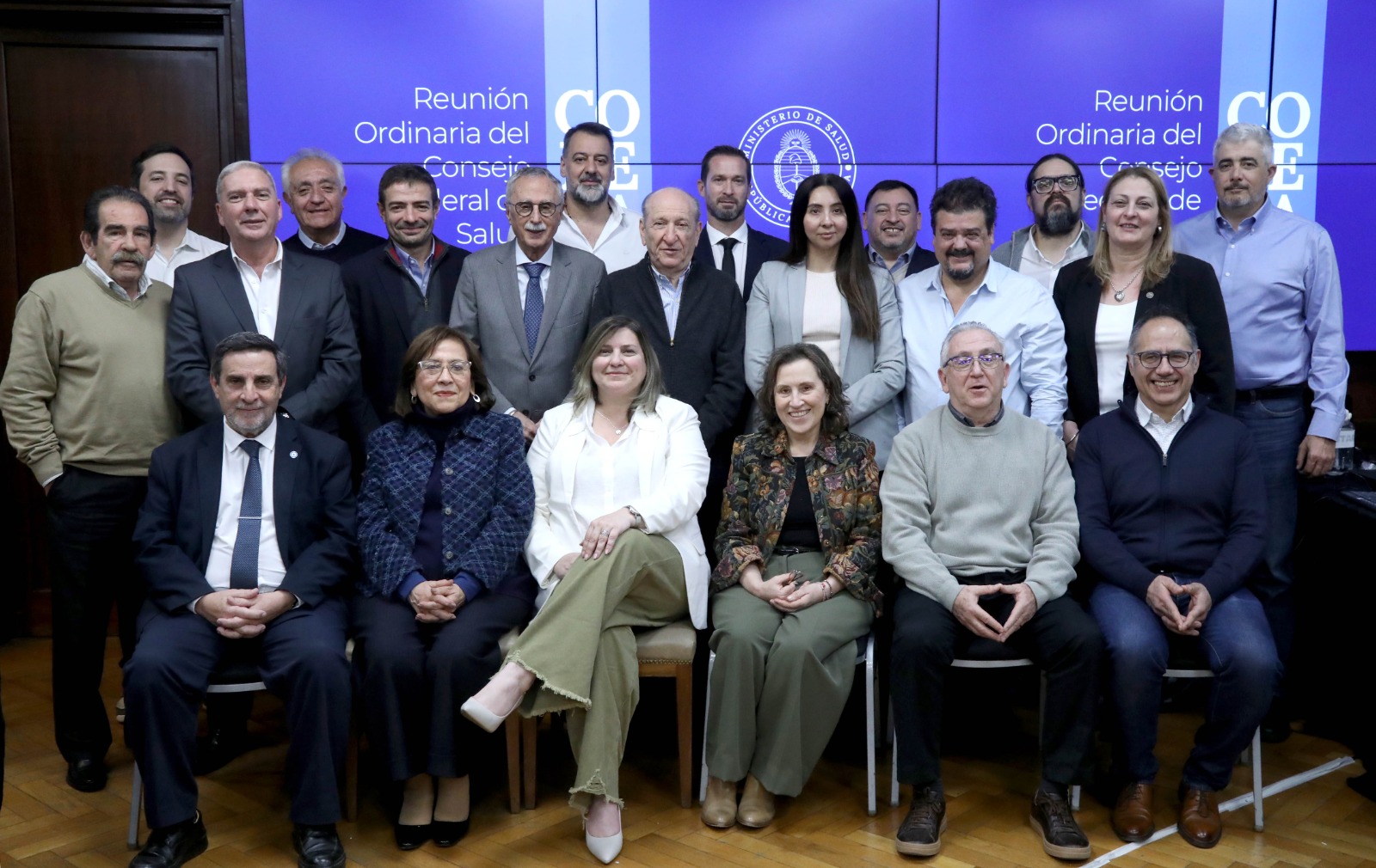 Autoridades sanitarias reunidas frente a la pantalla del Consejo Federal de Salud