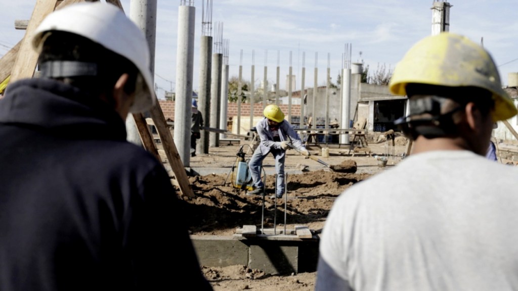 La construcción cayó 4,5% interanual en julio y encadenó dos bajas mensuales