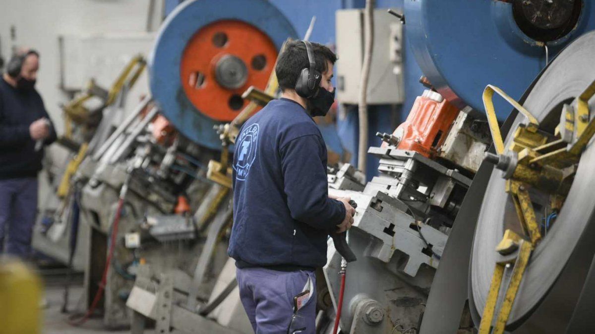 La industria cayó 4,9% interanual en julio y tuvo su mayor baja mensual de 2026