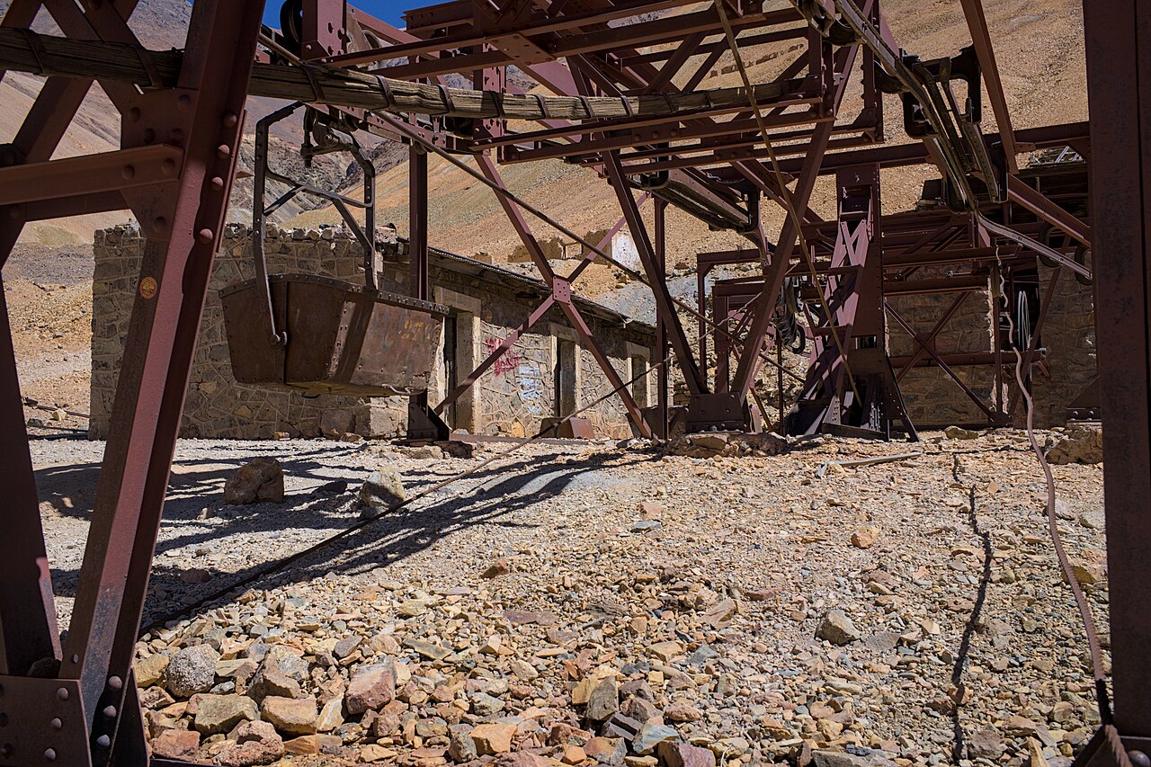 Estructuras metálicas y vagoneta del cablecarril histórico de La Mejicana, entre montañas riojanas