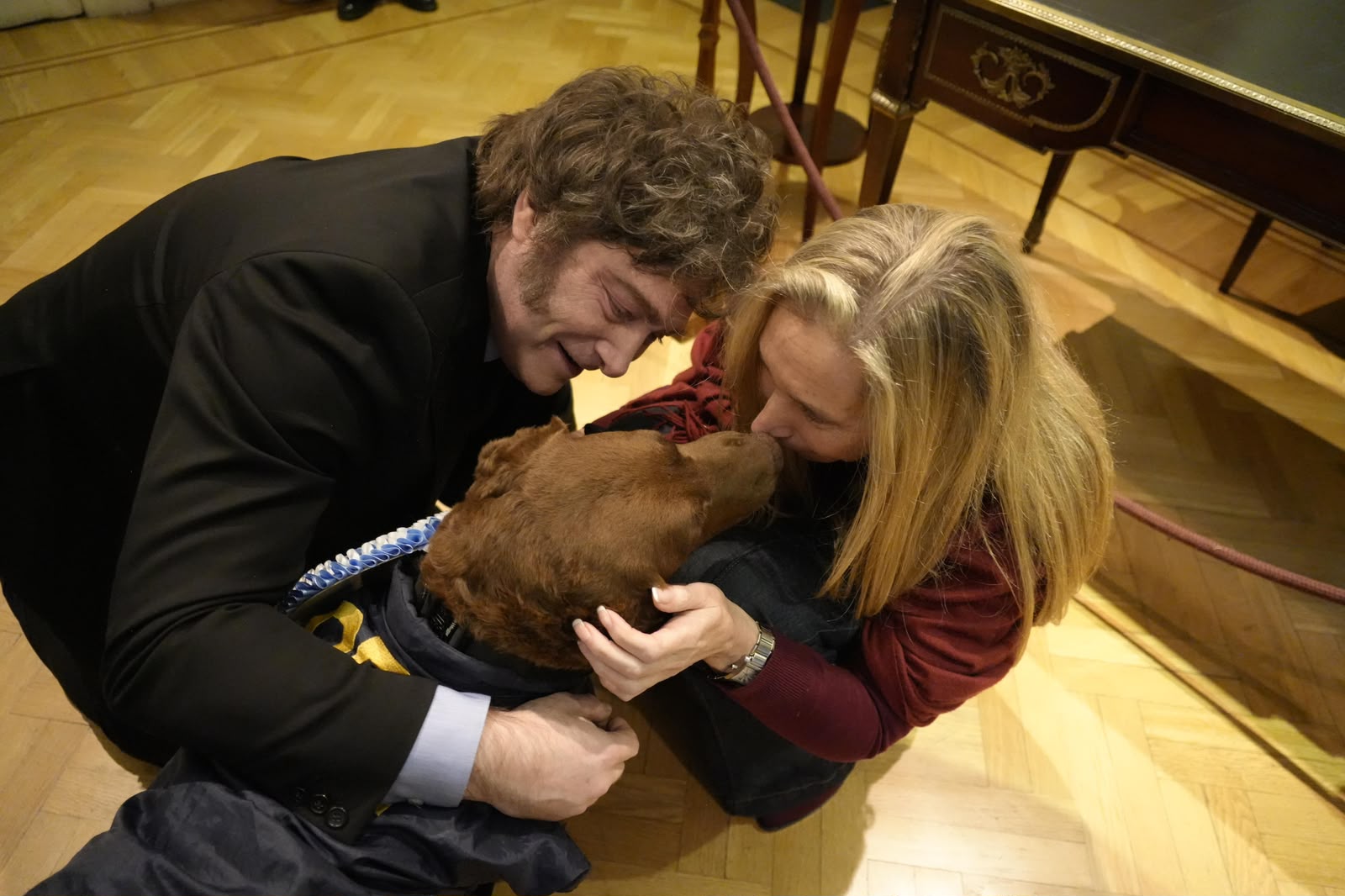 Javier Milei y Karina Milei junto a Hela en Casa Rosada.