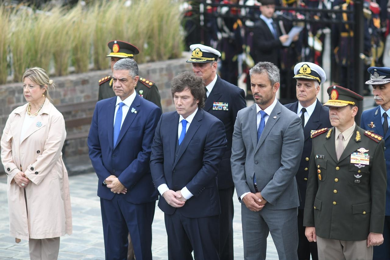 Javier Milei junto a autoridades civiles y militares en el acto por Malvinas del 2 de abril de 2026.
