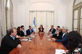 La ministra Sandra Pettovello junto a representantes de la Academia Nacional de Educación en un encuentro sobre los desafíos del sistema educativo