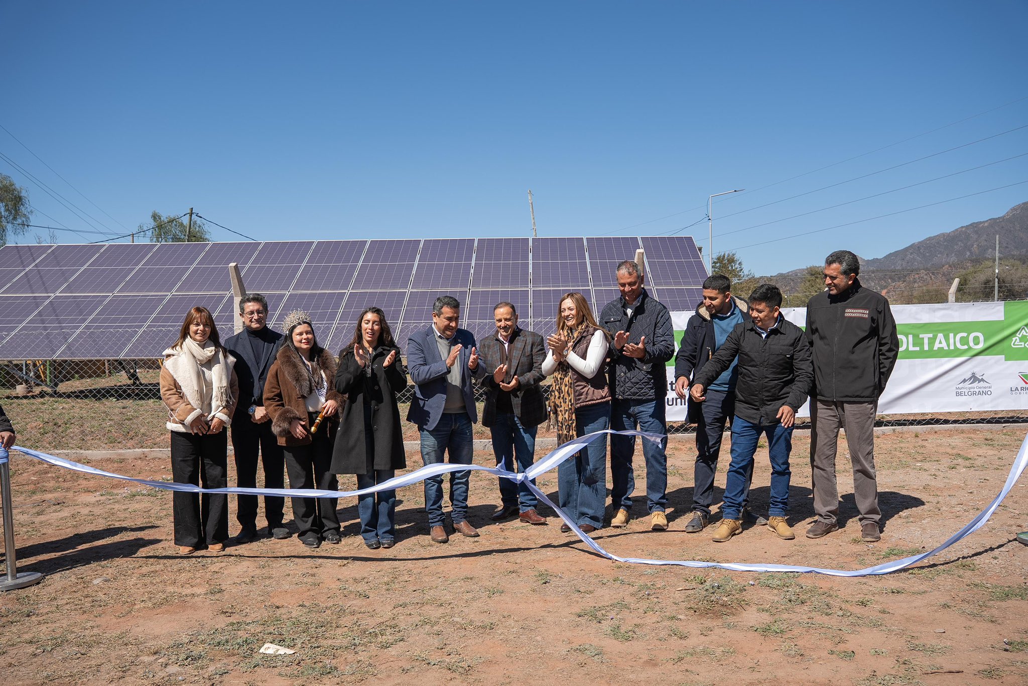 Inauguración del parque solar de Olta con Ricardo Quintela y autoridades frente a los paneles.