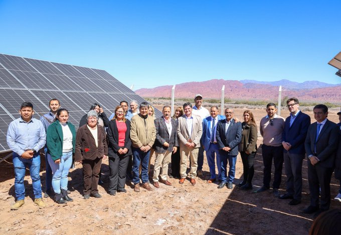Ricardo Quintela y un grupo de asistentes junto a los paneles del parque solar de Villa Unión