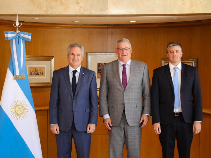 Pablo Quirno durante el encuentro con representantes de Vicuña Corp.