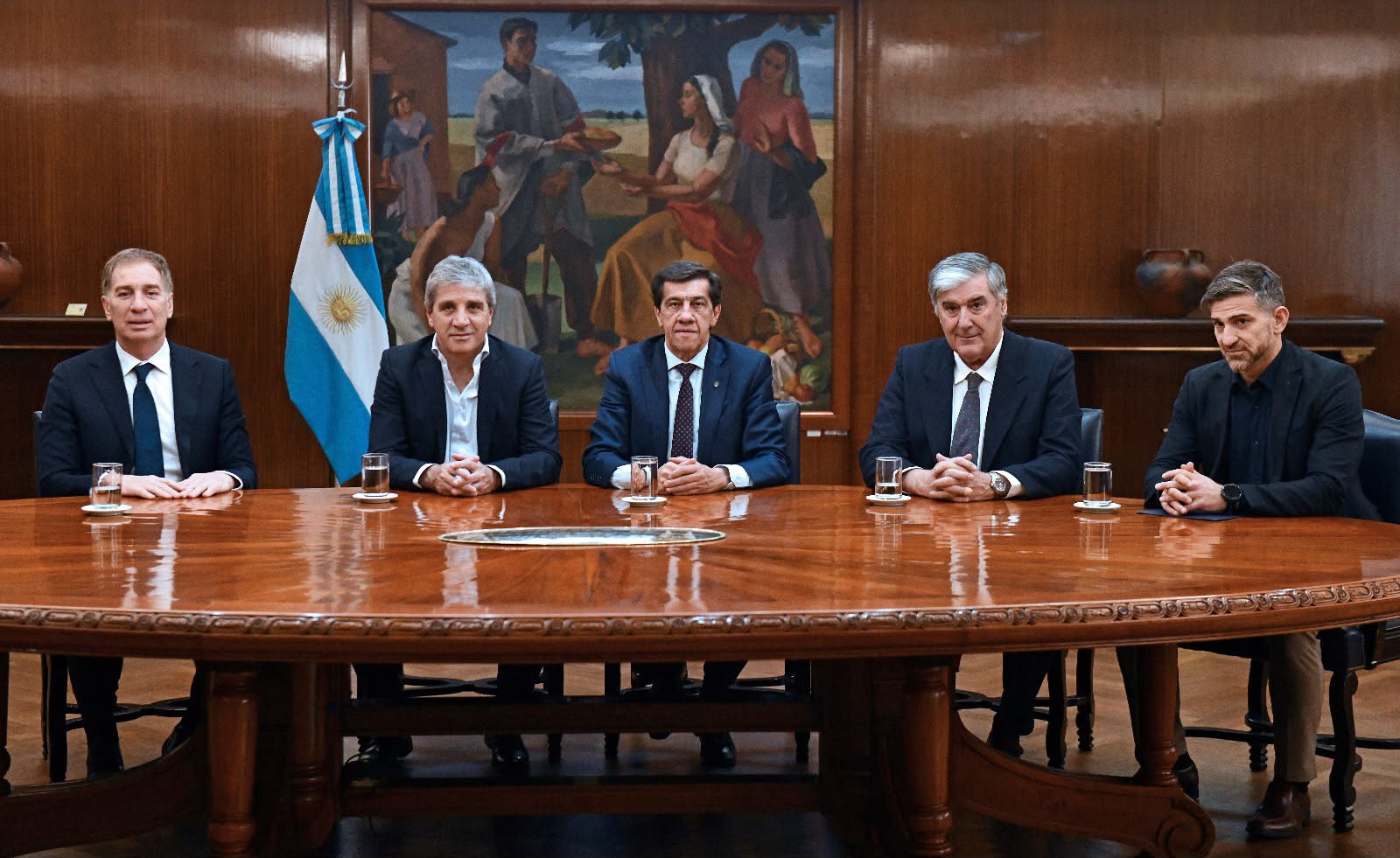 Reunión de Diego Santilli, Luis Caputo y Carlos Sadir con funcionarios nacionales de infraestructura y obras públicas.