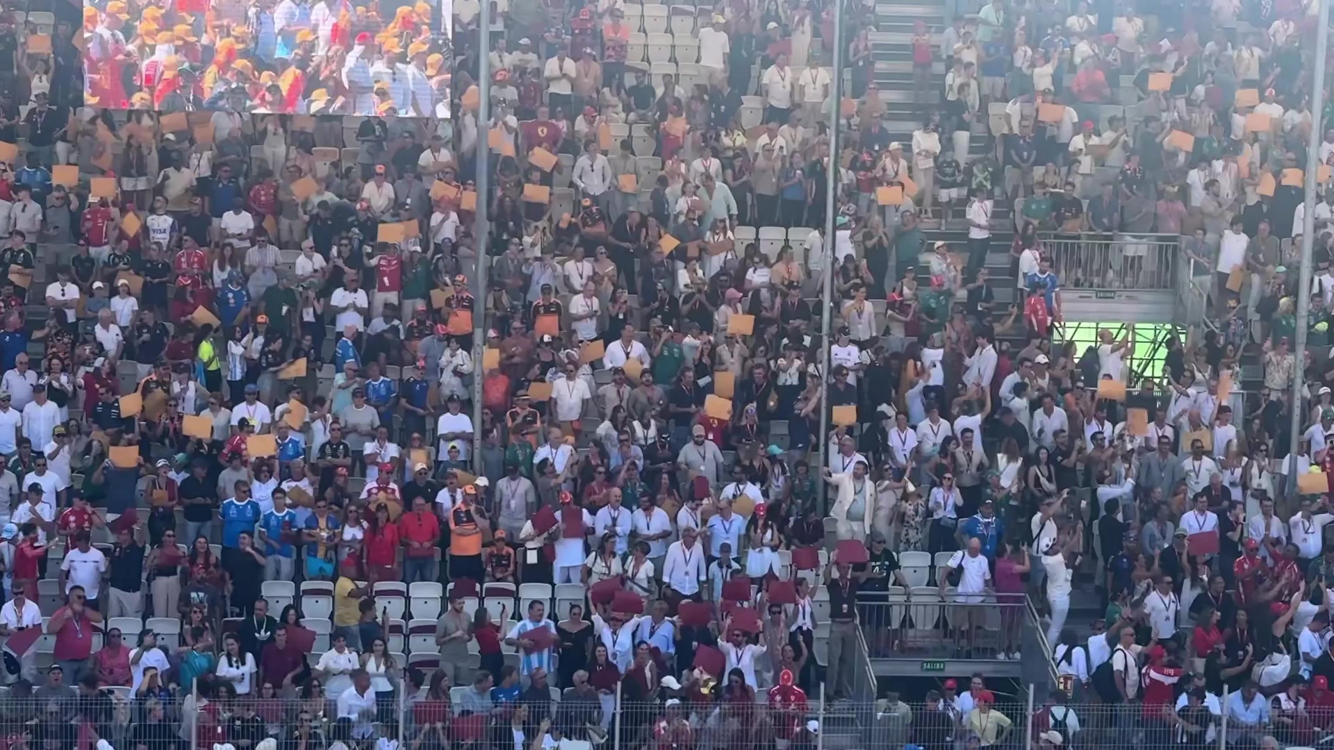 Personas en una tribuna, en un fotograma del video difundido por Javier Negre