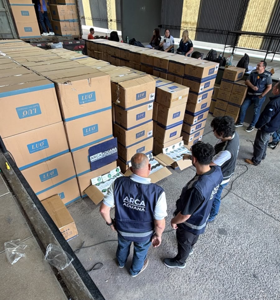 ARCA incautó 15.000 relojes inteligentes falsificados valuados en $450 millones en el puente internacional de Concordia