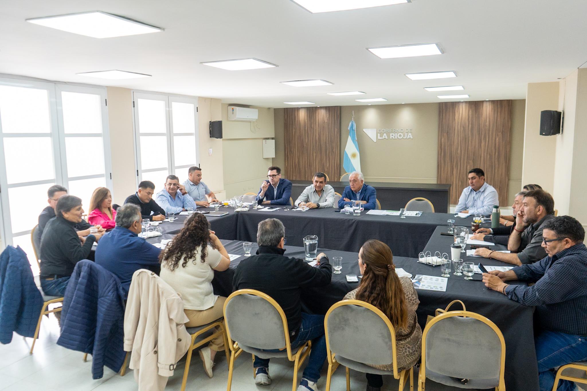 Cierre de filas en el PJ: Armando Molina y los intendentes se reunieron con ministros para abroquelar el territorio detrás de Quintela