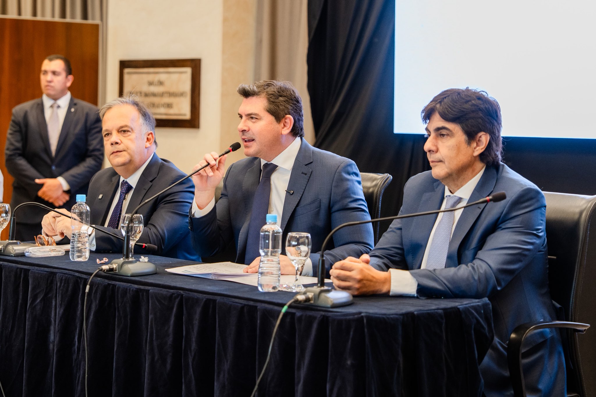 El espejo que incomoda a la Casa de las Tejas: San Juan firmó contratos para construir 2.240 viviendas y generar 4.500 empleos mientras en La Rioja se vació el Ministerio
