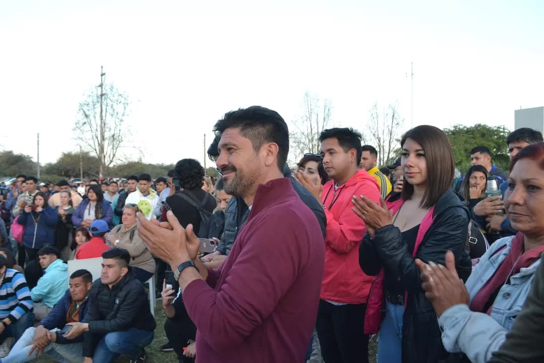 “Menos traje y más overol”: la interna peronista por las selfies para el jefe y el armado nacional de Quintela en las sombras