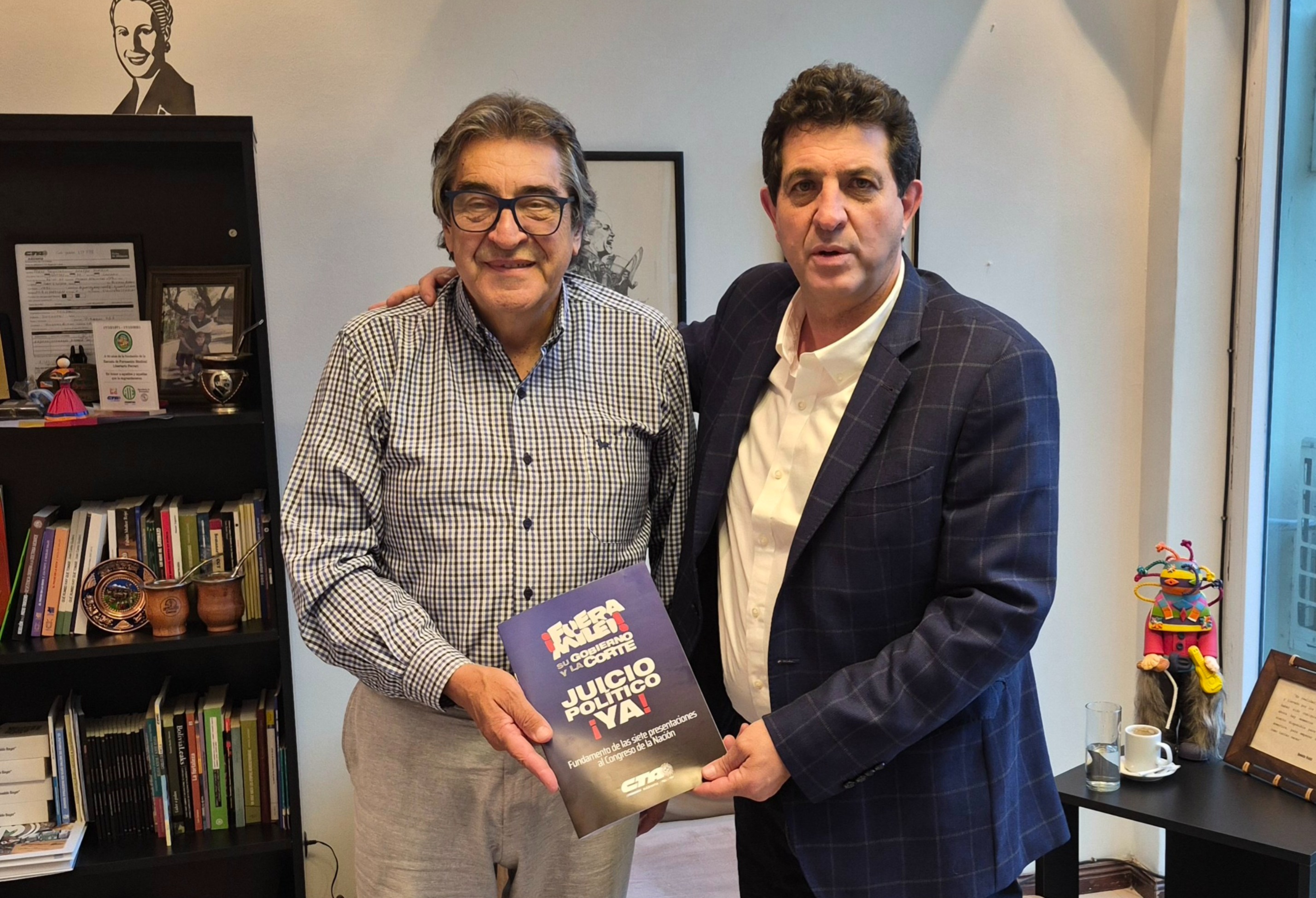 La CTA le entregó a Fernando Rejal el proyecto de juicio político contra Milei en el Senado