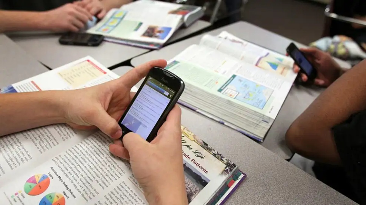 Ya rige por ley la prohibición de celulares en las escuelas: cómo se aplicará el cepo a las pantallas en La Rioja